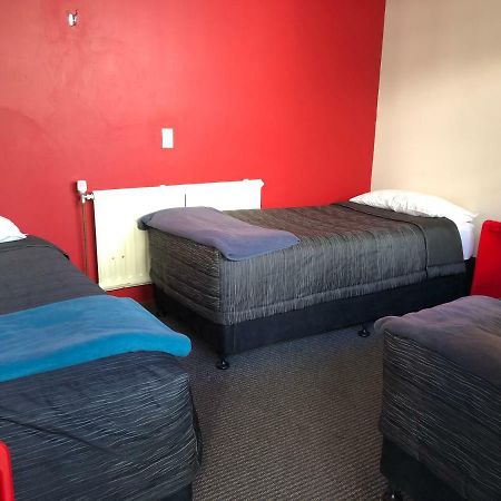 Хостел Stewart Island Backpackers Half-moon Bay Экстерьер фото