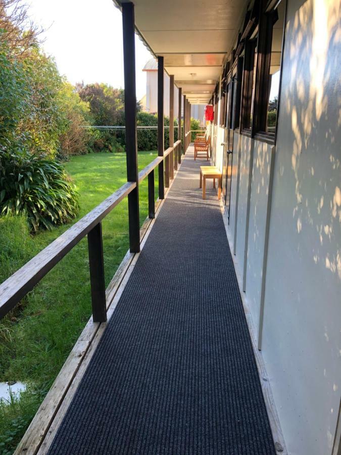 Хостел Stewart Island Backpackers Half-moon Bay Экстерьер фото
