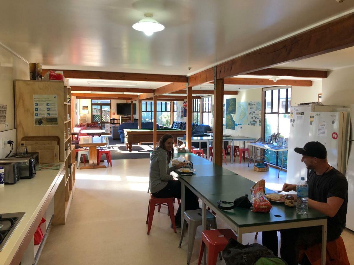 Хостел Stewart Island Backpackers Half-moon Bay Экстерьер фото
